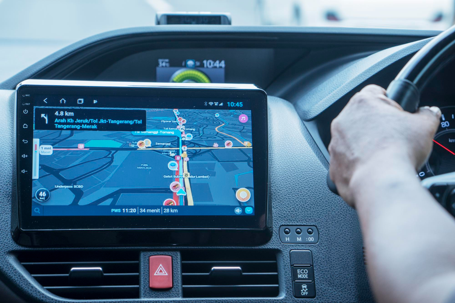 driver-car-with-gps-navigation-device usage-based auto insurance California telematics device